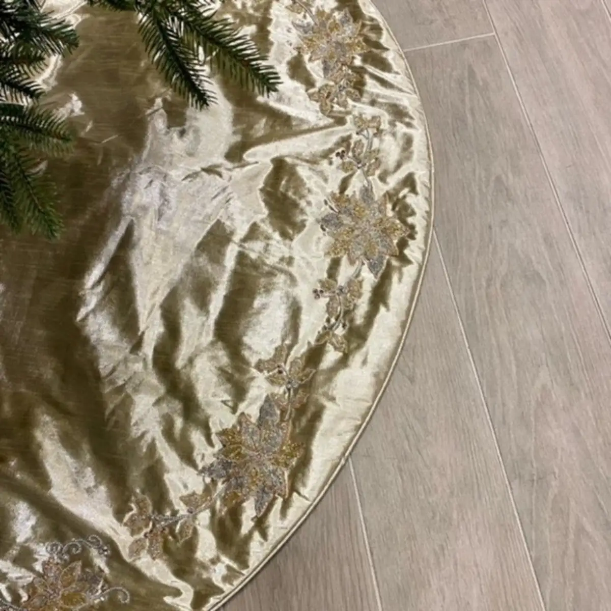 64" Metallic Platinum Dupion Beaded Pointsettia Tree Skirt 3 64" Metallic Platinum Dupion Beaded Pointsettia Tree Skirt